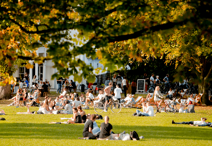Toeristen aan het relaxen bij Parqiet in Het Park.