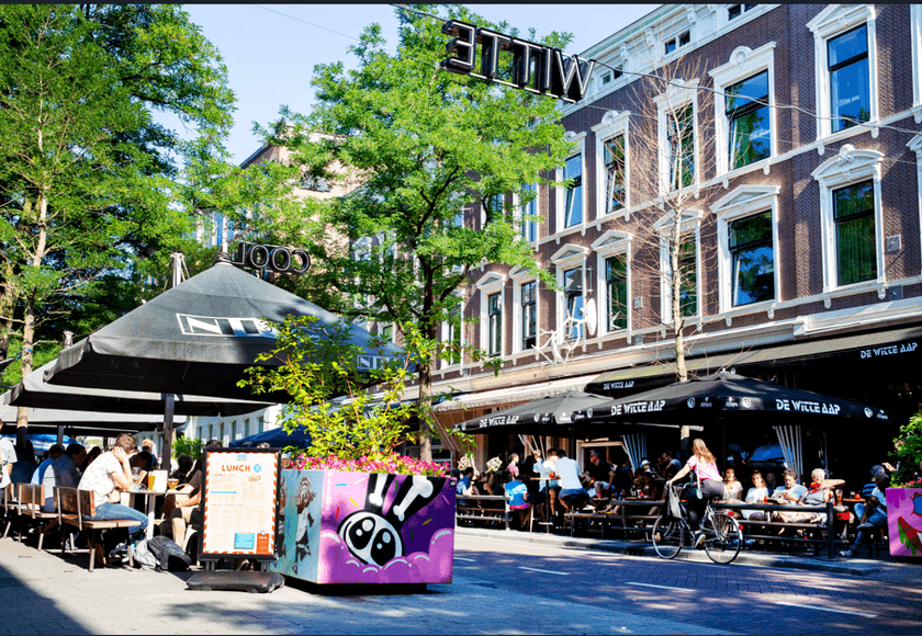 Restaurant bij de Witte de Withstraat in Rotterdam met toeristen